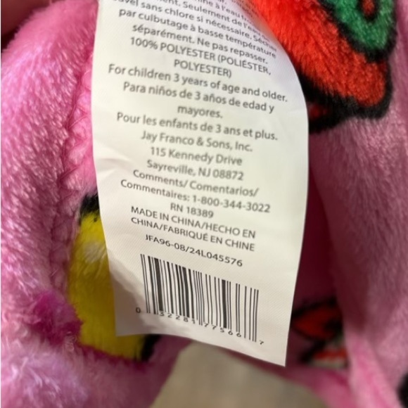 *CLEARANCE**NWT 2 HELLO KITTY GINGERBREAD MAN & WHITE WREATH CHRISTMAS THROWS - Picture 11 of 12